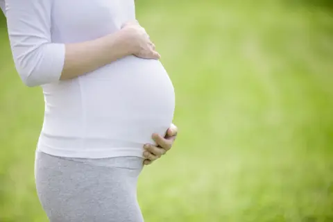 Co przysługuje kobiecie w ciąży? Prawa i świadczenia, które musisz znać