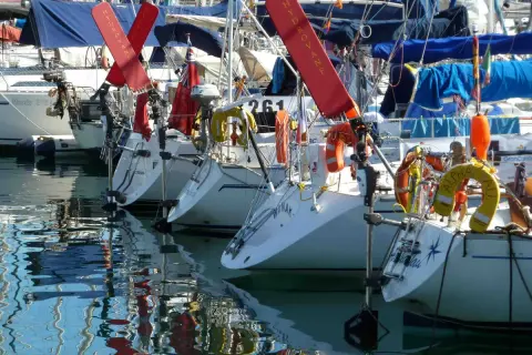 Barche a vela ormeggiate, pronte per una lunga traversata. Il loro significato è libertà e avventura.