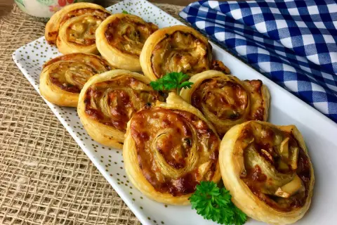 Pyszne ciasto francuskie z pieczarkami i szynką - prosty przepis