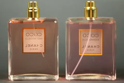 Dwie butelki perfum Chanel Coco Mademoiselle. Na każdej widoczny numer seryjny perfum.