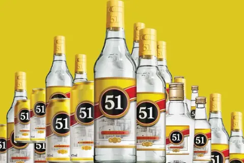 Butelki i puszki z napojem 51. Cachaca co to? To brazylijski alkohol, który można pić na wiele sposobów.