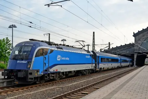 Der Railjet der ČD steht bereit für die Fahrt von Dresden nach Wien.