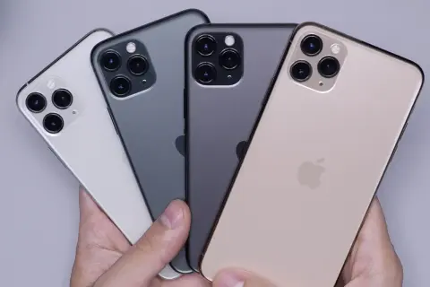 Cztery iPhone'y w różnych kolorach. Zastanawiasz się, airplay co to? To technologia bezprzewodowego strumieniowania.