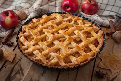 Ile kalorii ma szarlotka? Od 420 kcal! Jak ją odchudzić?