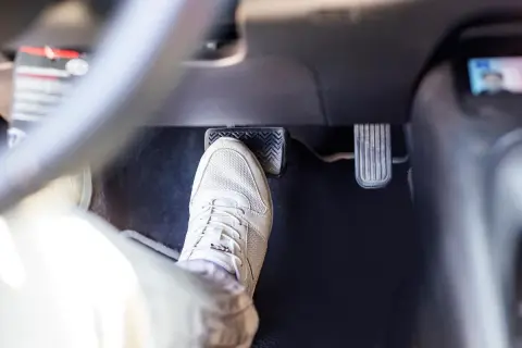 But to jest gaz a gdzie hamulec w automacie? Lewy pedał to hamulec, prawy to gaz.
