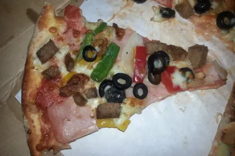 Średnia pizza Domino's – ile cm ma idealna porcja dla Ciebie?