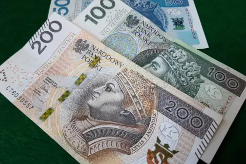 Polskie banknoty 200, 100 i 50 zł. Taka darowizna od rodziców może wymagać zapłaty podatku.