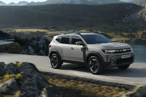 Nowa Dacia Duster przemierza malowniczą, górską drogę.