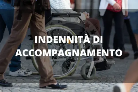 Persone camminano, una in sedia a rotelle. Testo: "Indennità di accompagnamento". A chi spetta l'accompagnamento?