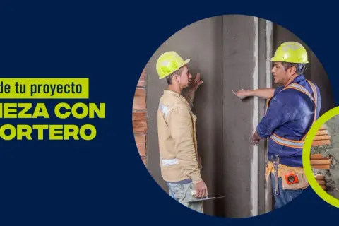 Dos albañiles trabajan en una pared, aplicando mortero. El texto indica que la base de tu proyecto empieza con el mortero.