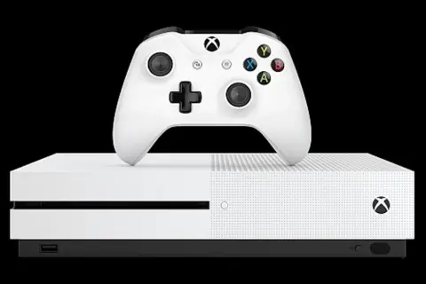 Biały kontroler Xbox One spoczywa na białej konsoli Xbox One na czarnym tle.
