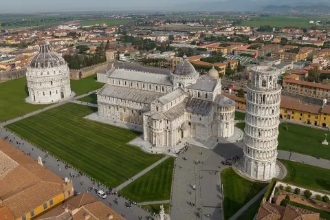 La piazza dei miracoli a Pisa, con la Torre Pendente, il Duomo e il Battistero, vista dall'alto.