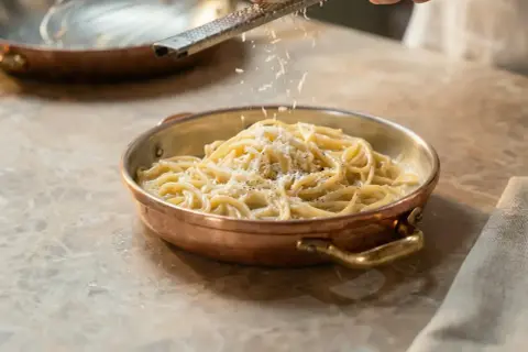 Spaghetti mit cremiger Käsesauce und frisch geriebenem Parmesan. Ein köstliches Cacio e Pepe, das zum Genießen einlädt.