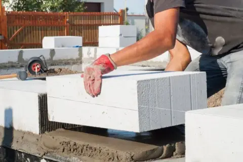Beton komórkowy 500 czy 600 - który wybór da lepszą izolację?