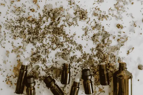 Kleine flesjes met etherische oliën en gedroogde kruiden, 6 alternatieven voor antidepressiva.