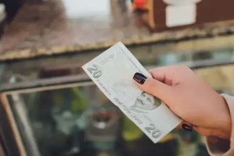 Jaką walutę do Turcji na wakacje, aby nie przepłacać i oszczędzić?