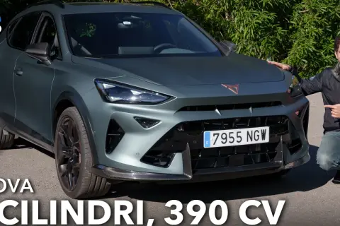 Cupra Formentor VZ5 grigia opaca, con un uomo che indica il cofano. Potente e aggressiva.