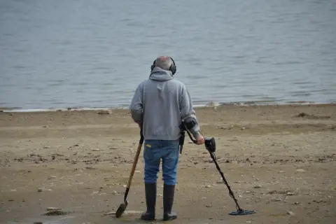 Czy można chodzić z wykrywaczem metali po plaży nad jeziorem bez kłopotów?