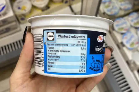 Serek wiejski lekki Pilos z Lidla. Na 100g ma 96 kcal, 3g tłuszczu i 15g białka. Idealny na dietę.