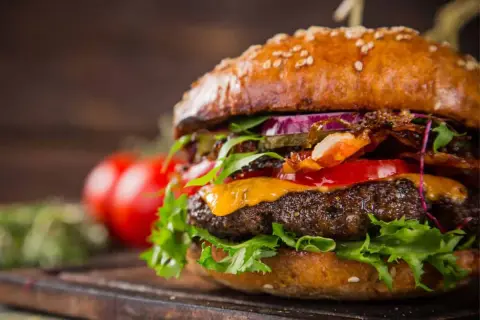 Prepara l'hamburger di manzo perfetto: i segreti da pro.