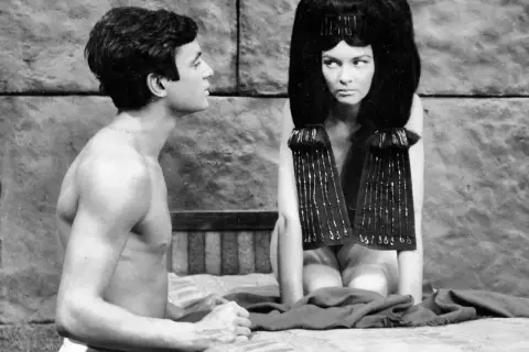 Barbara Brylska jako Kleopatra, w scenie z filmu "Faraon", w towarzystwie młodego mężczyzny.