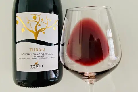 Turan Montepulciano d'Abruzzo, vino rosso delle Colline Teramane, dove si trova la cantina Torri.