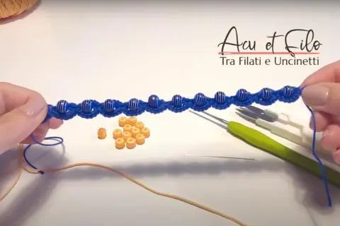 Bracciali all'uncinetto con perline blu e arancioni. Schemi gratis per creare gioielli unici.