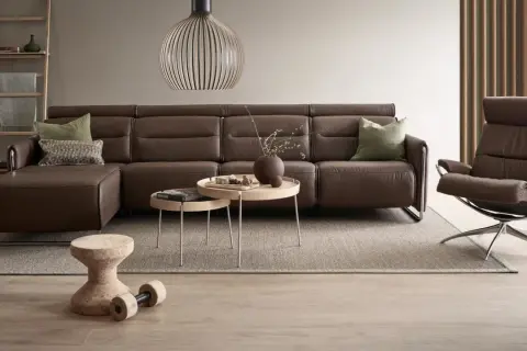 Ein braunes Ledersofa harmoniert perfekt mit der Wandgestaltung in warmen Erdtönen. Welche Wandfarbe passt dazu? Hier eine Inspiration.
