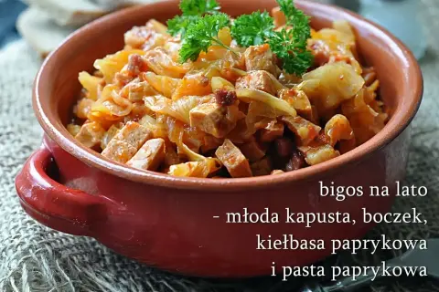 Jak ugotować dobry bigos z młodej kapusty: letni bigos z młodą kapustą, boczkiem, kiełbasą paprykową i pastą paprykową.