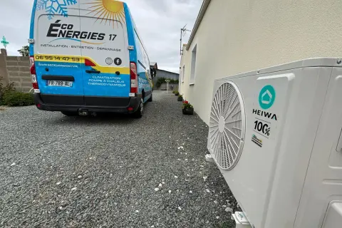 Un avis négatif sur une pompe à chaleur HEIWA, installée par Éco Énergies 17. Le véhicule de l'entreprise est garé à côté de l'unité extérieure.