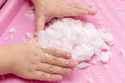 Sztuczny śnieg DIY - proste przepisy na zabawę bez bałaganu