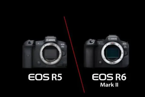 Comparaison des appareils photo Canon EOS R5 et R6 Mark II, côte à côte sur fond noir.