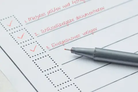Checkliste für Vermieter: Mietpreis prüfen, Schlüsselübergabe dokumentieren, Energieausweis vorlegen. Ein Stift liegt bereit.