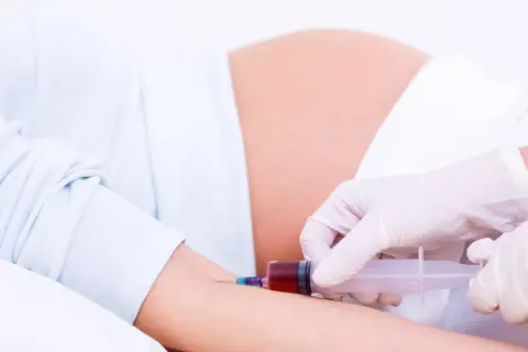 Pobieranie krwi u ciężarnej, która jest w 15 tygodniu ciąży. To już czwarty miesiąc, czas na badania.