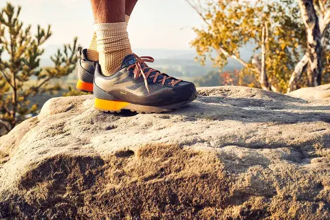 Skarpety trekkingowe na lato: Wybierz komfort bez pęcherzy!