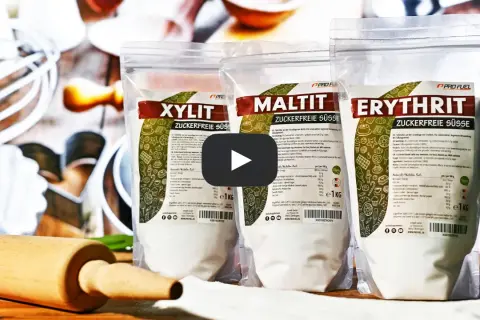 Backpulver, Nudelhölzer und drei Beutel mit Süßungsmitteln: Xylit, Maltit und Erythrit. Ist Maltit gesund? Ja, als Zuckeralternative.