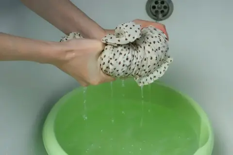 Skurczona czapka po praniu? Uratuj ją! Domowe metody