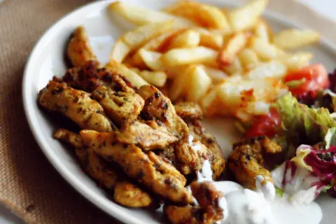 Pyszna shoarma z kurczaka z chrupiącymi frytkami i świeżą sałatką. Idealny posiłek na szybki obiad.