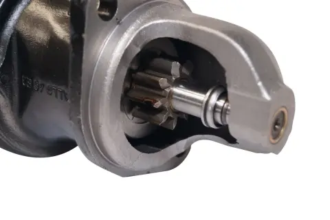 Detailaufnahme eines Anlassers, der zeigt, wie das Ritzel in das Gehäuse greift. Ein Anlasser ist entscheidend, um den Motor zu starten.