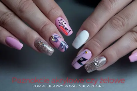 Różowe akrylowe paznokcie z brokatem, zdobieniami i wzorami piór.