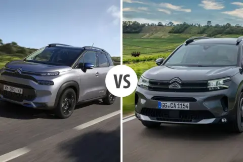 Dwa crossovery Citroen: jeden srebrny, drugi ciemnoszary, jadące po drodze.