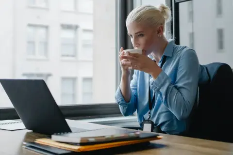 Praca po studiach administracji: jak uniknąć trudności w zatrudnieniu