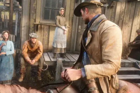 Postać z RDR2 na koniu, w tle ludzie w strojach z epoki. Czas gry w dzikim zachodzie.
