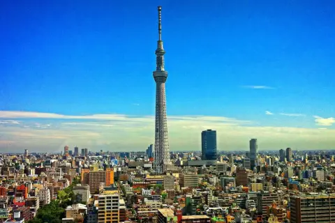Wieżowiec Tokyo Skytree góruje nad gęstą zabudową miasta, które mogłoby uchodzić za najwieksze miasto na swiecie.