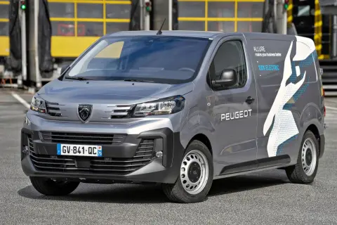 Szary Peugeot Expert 100% Electric. Sprawdź jego imponujące peugeot expert wymiary i wszechstronność.