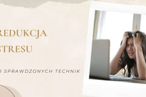 Młoda kobieta z rękami we włosach, wyraźnie zestresowana pracą przy laptopie. Tekst "Redukcja stresu" sugeruje, że to obrazek o skutkach stresu i sposobach radzenia sobie z nim.