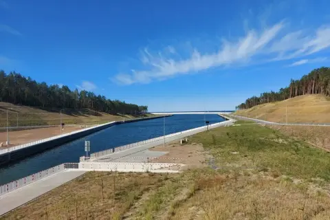 Nowy przekop Mierzei Wiślanej, trasa wodna z widokiem na morze i las.