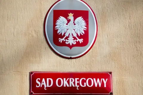 Herb Polski i tablica "Sąd Okręgowy". Nawet cinkciarz, który doprowadził firmę do upadłości, musi stawić czoła sprawiedliwości.