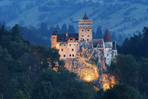 Zamek na skale, otoczony lasem, nocą. Jedna z głównych transylwania atrakcje, budzi grozę i zachwyt.