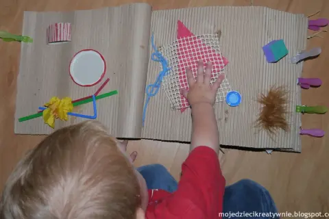 Książeczka sensoryczna DIY: stwórz bezpieczną zabawkę dla malucha!